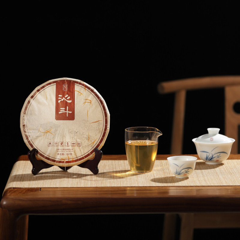 斗记茶叶云南普洱茶 生茶饼2101沁斗357g大树春茶西双版纳生普