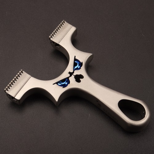 龙齿小炮新款9025弹弓恶魔不锈钢户外扁皮筋弹弓夹片高精度弹弓