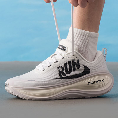 尖货丨NIKE耐克男子VOMERO PLUS迈柔运动跑步鞋IH2268-100