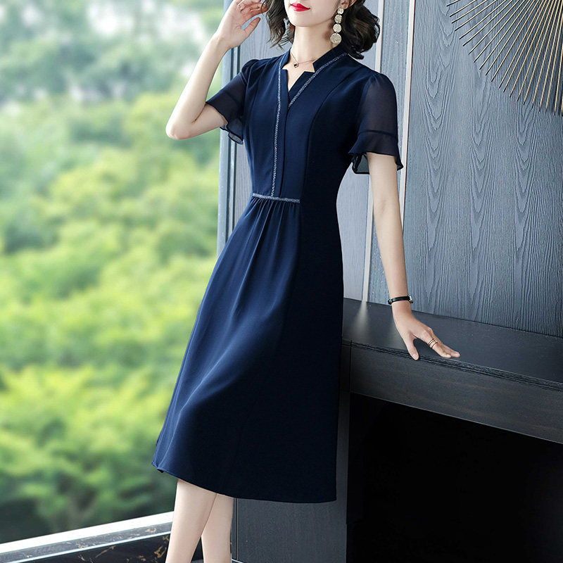 贵夫人妈妈连衣裙时尚ol夏季2025新款喇叭袖名媛修身显瘦蓝色裙子