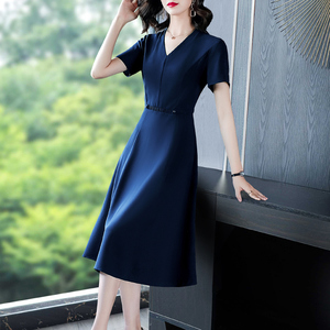 气质连衣裙女2025夏季新款修身显瘦设计感藏蓝高腰v领贵夫人裙子