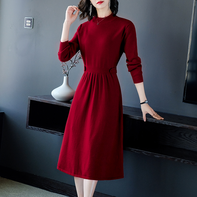 红色时尚大气易美初连衣裙