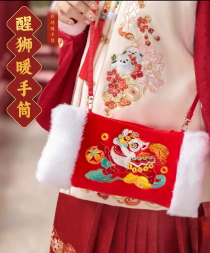 新年刺绣醒狮暖手筒汉服秋冬保暖手捂百搭配饰毛绒汉服包