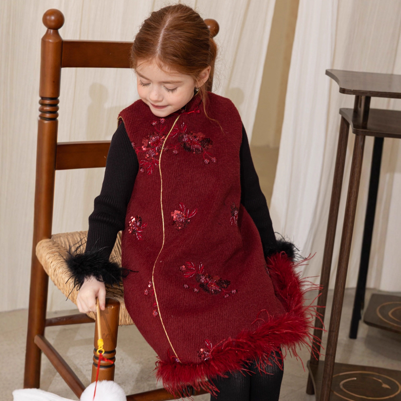 25年秋冬新女童新中式国风刺绣旗袍背心裙加厚红色呢料年款连衣裙