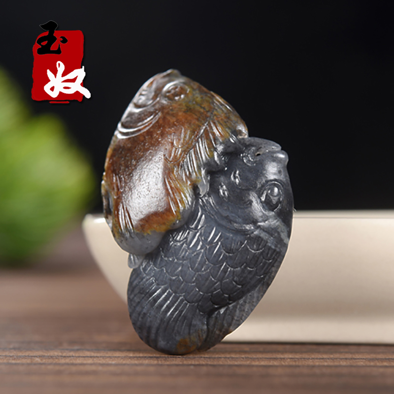 新疆和田地区天然和田玉/枣红皮墨玉籽料/双鱼/年年有余/吊坠
