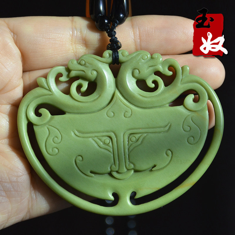 新疆阿勒泰天然泥石玉/绿色地表料/仿古兽镂空牌/吊坠/手把件92克