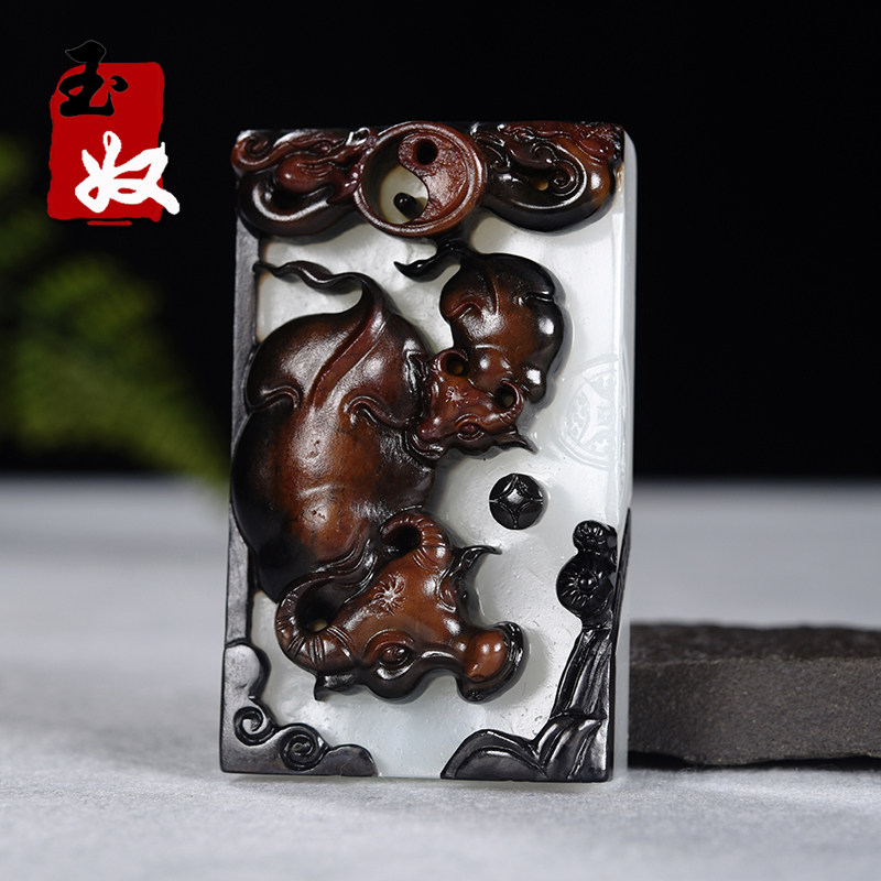 俄罗斯天然灰皮料三色油皮和田玉/扭转乾坤平安牌/吊坠/把件/挂摆