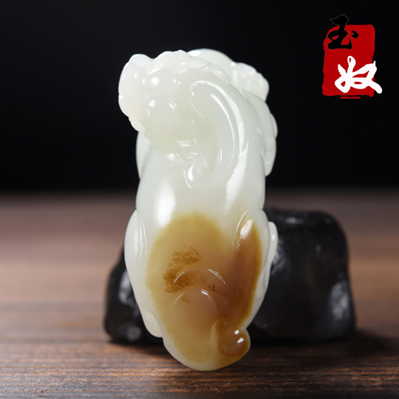 新疆且末县和田玉/巧克力红色糖羊脂白玉/貔貅/把件/摆件/61.24克