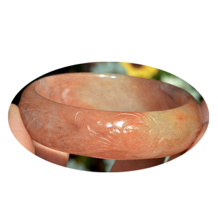 新疆克拉玛依天然金丝玉/藕粉黄色地表籽料彩玉/孔雀/雕花手镯/58