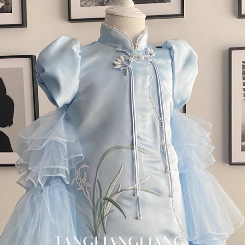 唐靓靓.国风礼服四君子之优雅兰