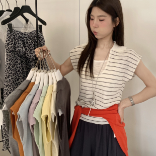 U粒 都很好看～针织衫 韩系翻领撞色无袖 装 M6060 搭配半裙或裤 LOUR