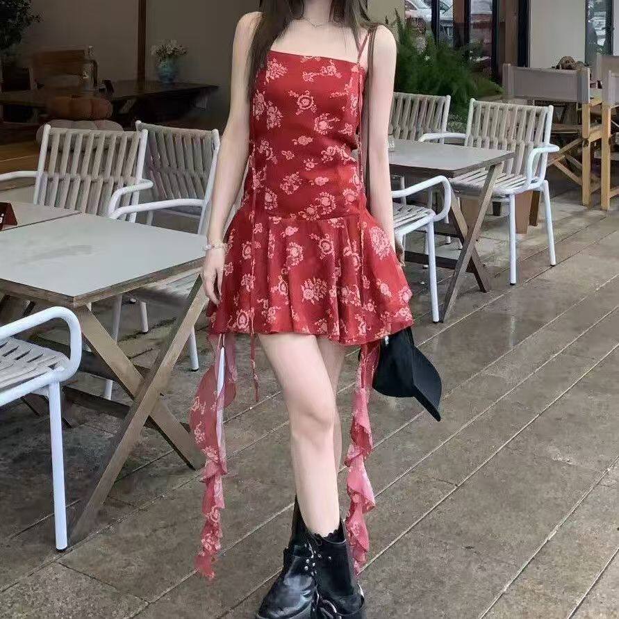 法式茶歇红色碎花吊带连衣裙女海边度假风荷叶边不规则A字短裙子