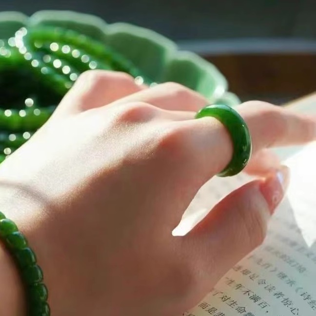 吉淼 天然和田玉碧玉老料菠菜绿戒圈戒指18k金镶嵌玉石指环