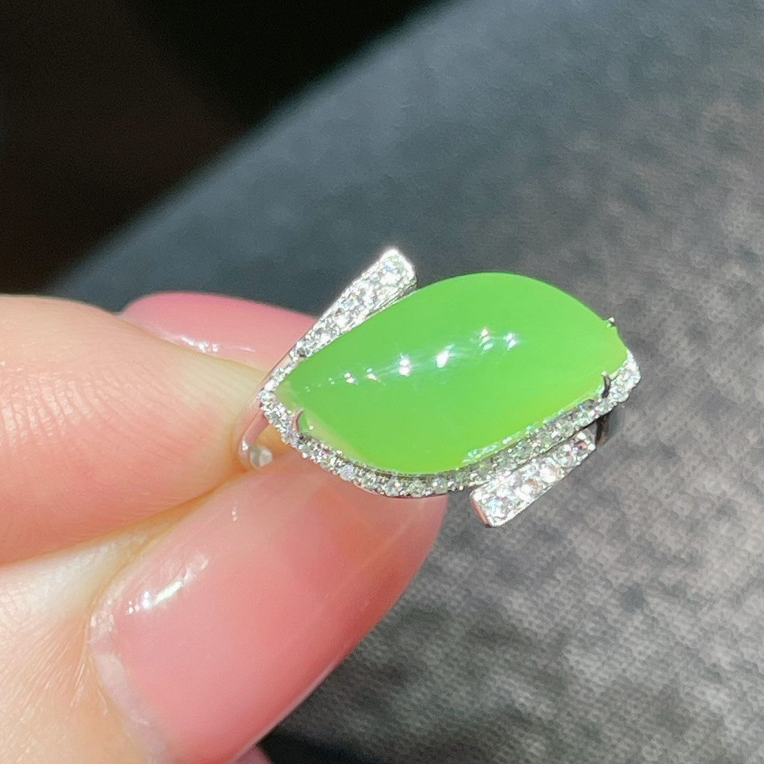 天然和田玉俄料碧玉苹果绿18K金镶嵌戒指女款