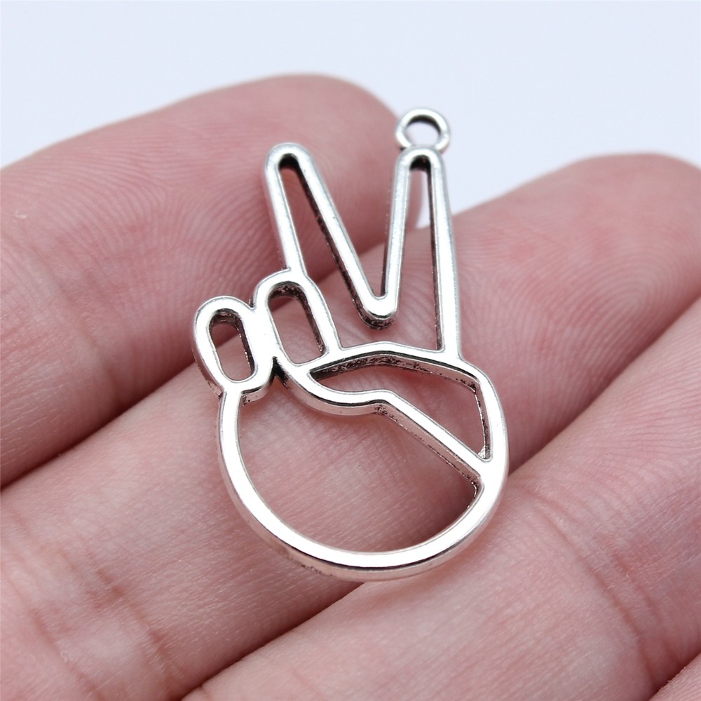 10个/包 17x31mm 古银色锌合金 镂空Yeah手势吊坠 ABD-C16020