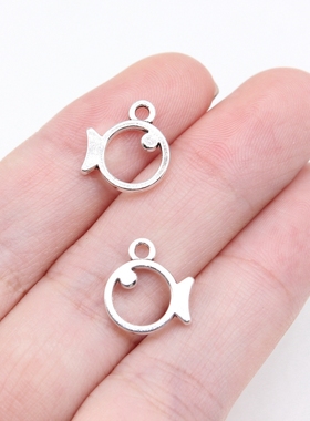40个/包 13x12mm 古银色锌合金 简笔画小鱼吊坠 ABD-C15701