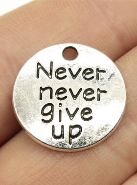 10个/包 20x20mm 古银色 never never give up字牌吊坠