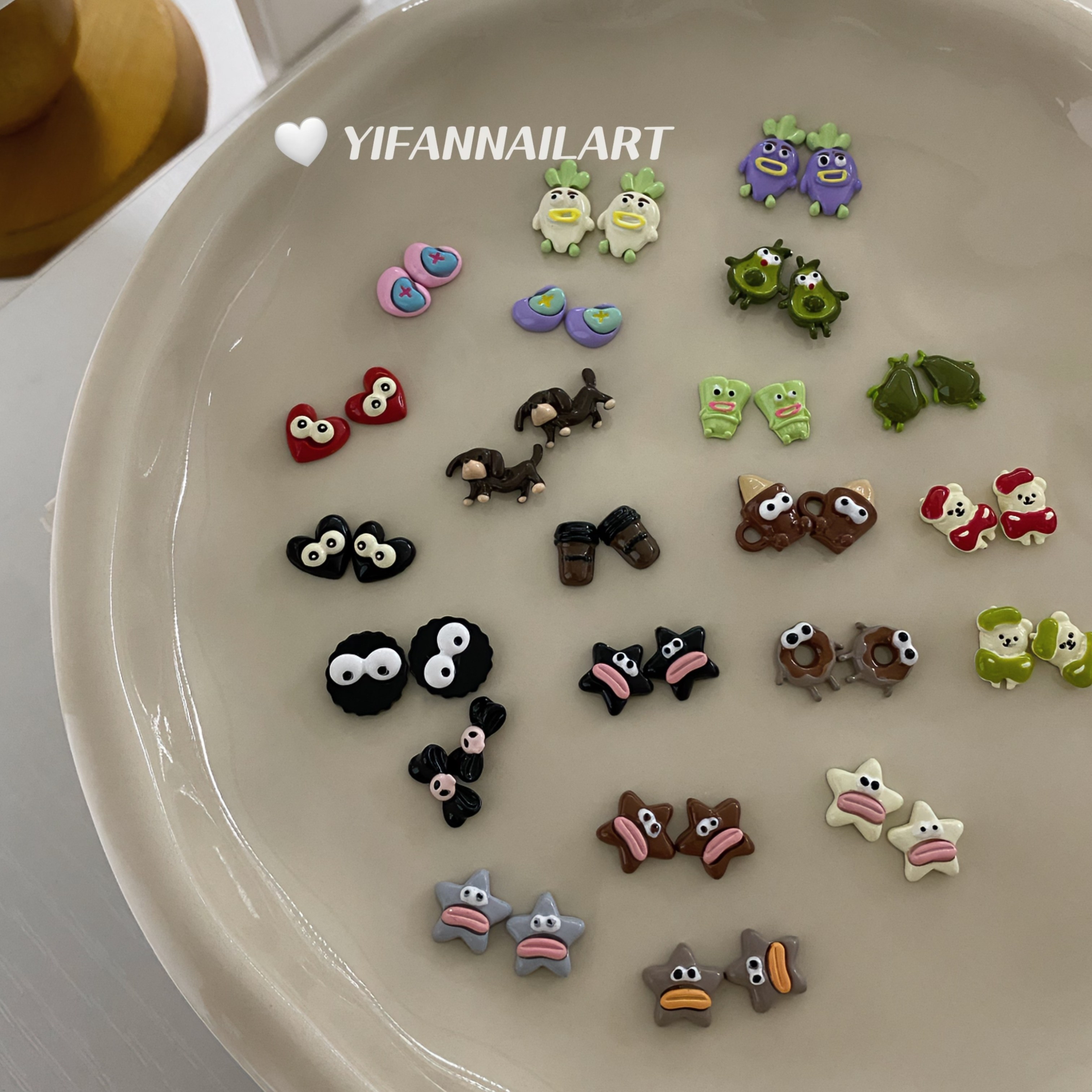 菜头搞怪香肠嘴大眼怪美甲饰品