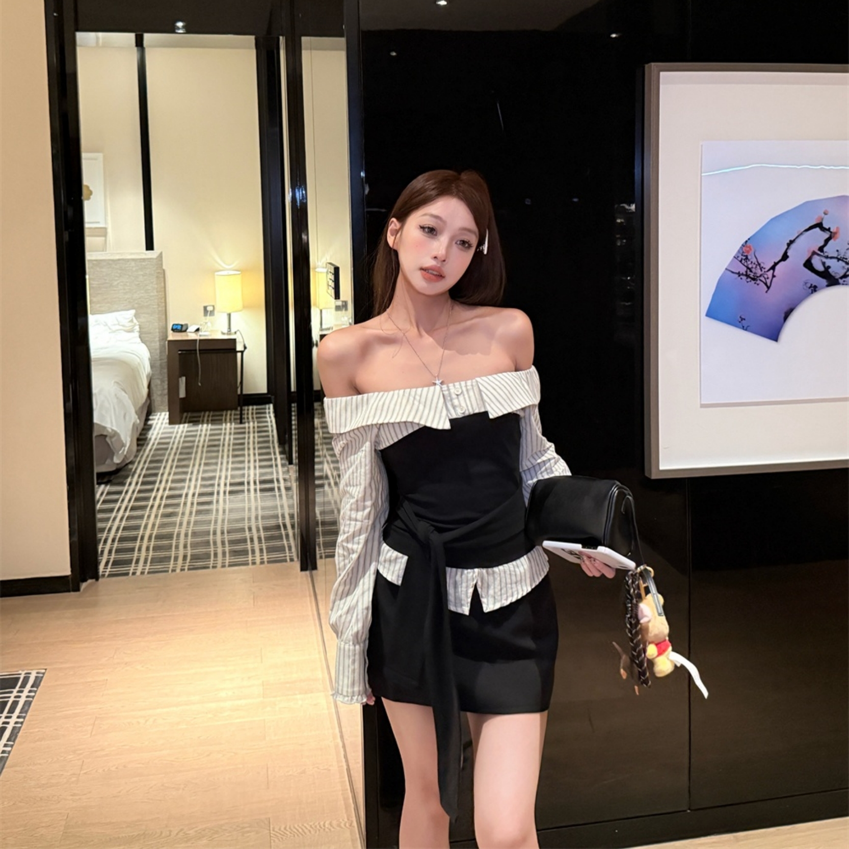 法式纯欲长袖一字领露肩条纹衬衫