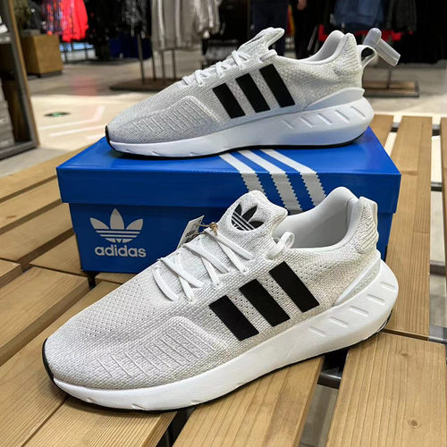 三叶草男女通用Swift跑步鞋