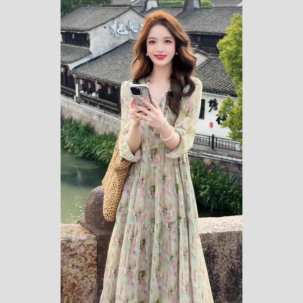 绿色V领碎花五分袖出席重要场合