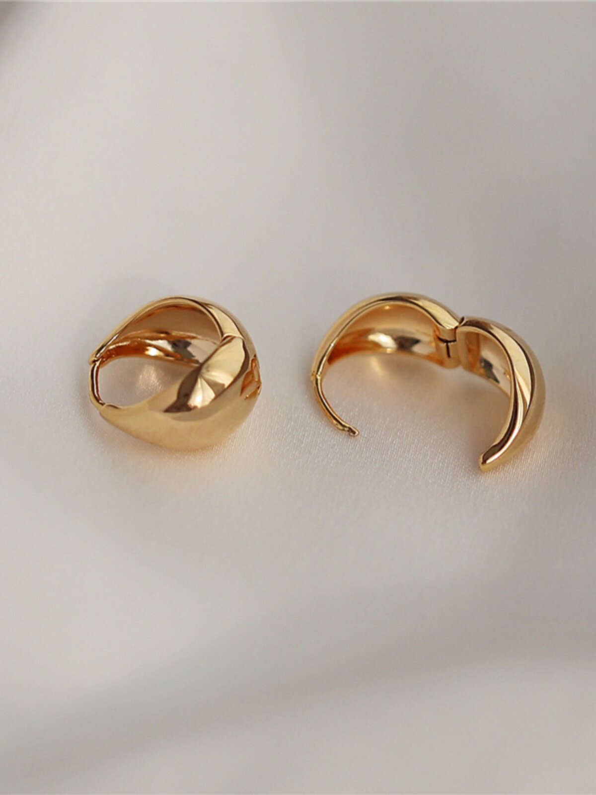 A.D HAS A SIMPLE PERSONALITY GOLD OPENING  EARRING EARRING BUCKLE COLD WIND EARRINGS KOREAN NEW EARRINGS