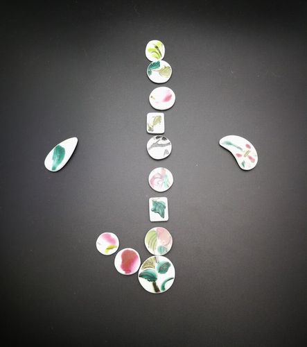 组小片粉彩古瓷民国打磨红花绿叶