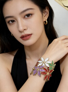 欧美风复古做旧金属浮雕飞鹤花朵镶嵌彩色树脂宝石手镯高级感手环