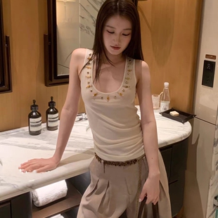 上新度假风撞色钉珠U型领百搭背心 DM26032 含100羊毛