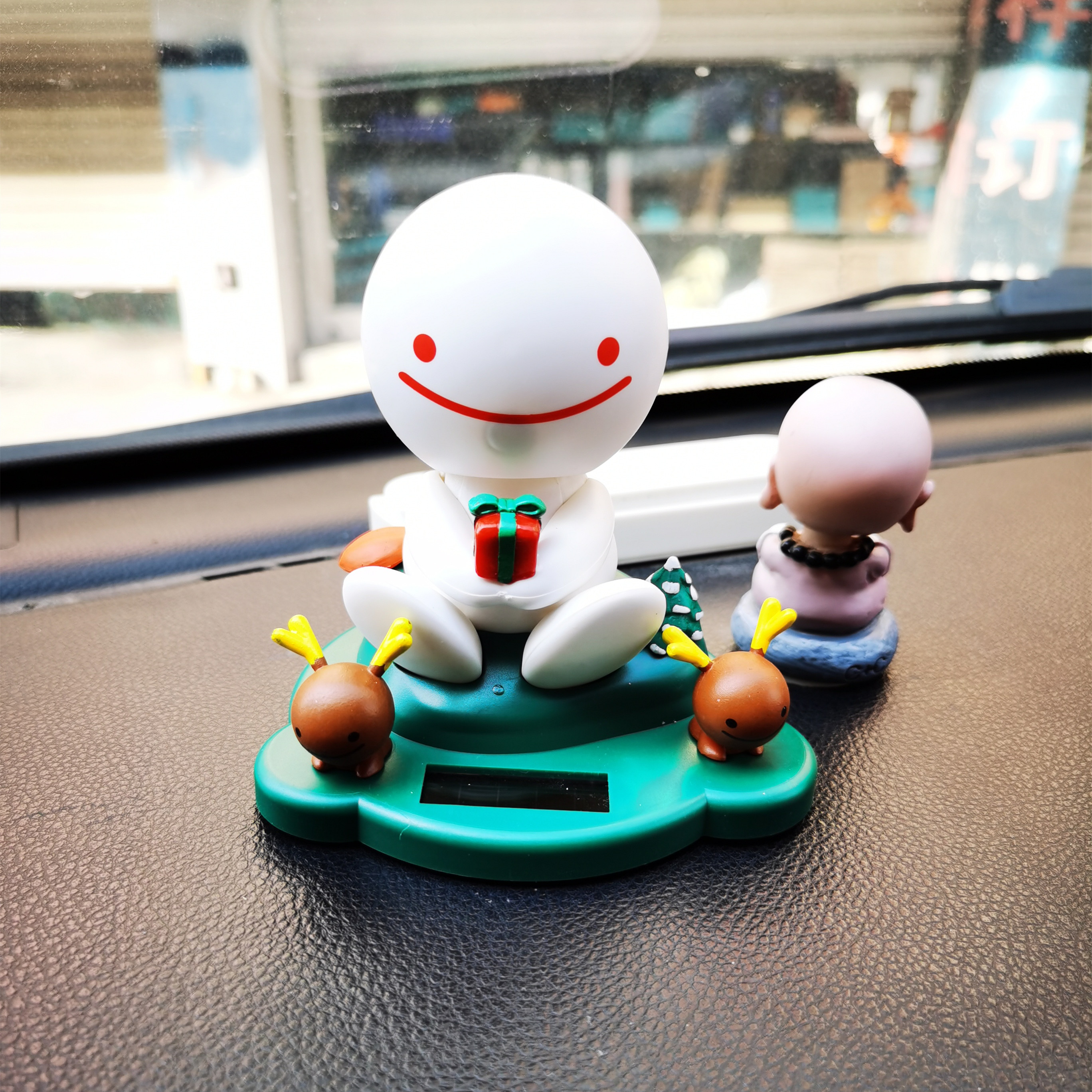 车内素色可爱太阳能摆件