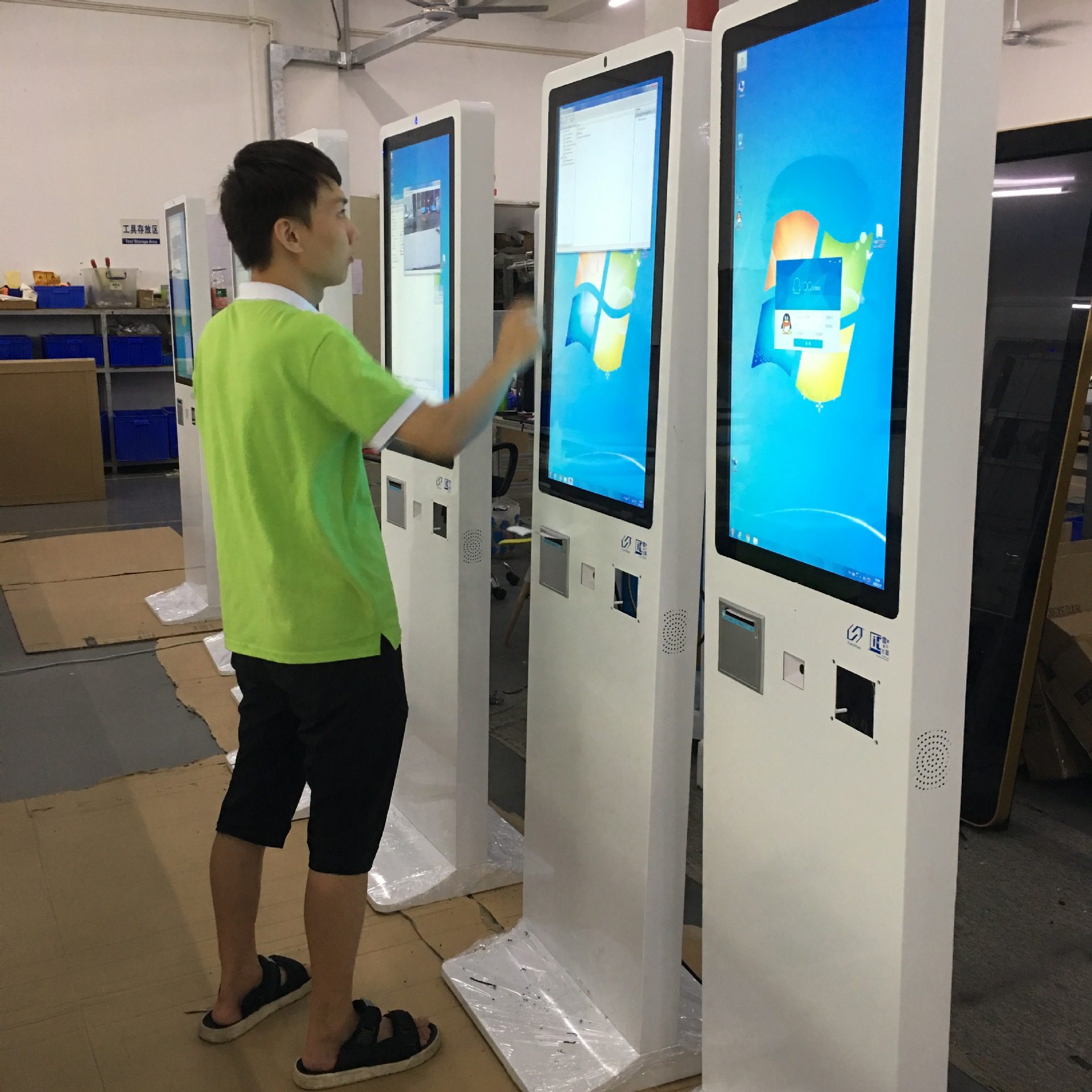 现货32寸立式自助结账点餐机 可订27/43寸 电容10点触摸软件另配