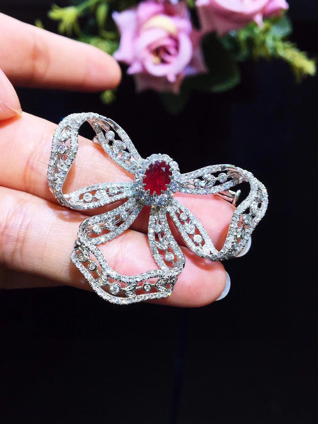 复古宫廷天然红宝石蝴蝶结胸针18K金镶钻石和白色蓝宝石