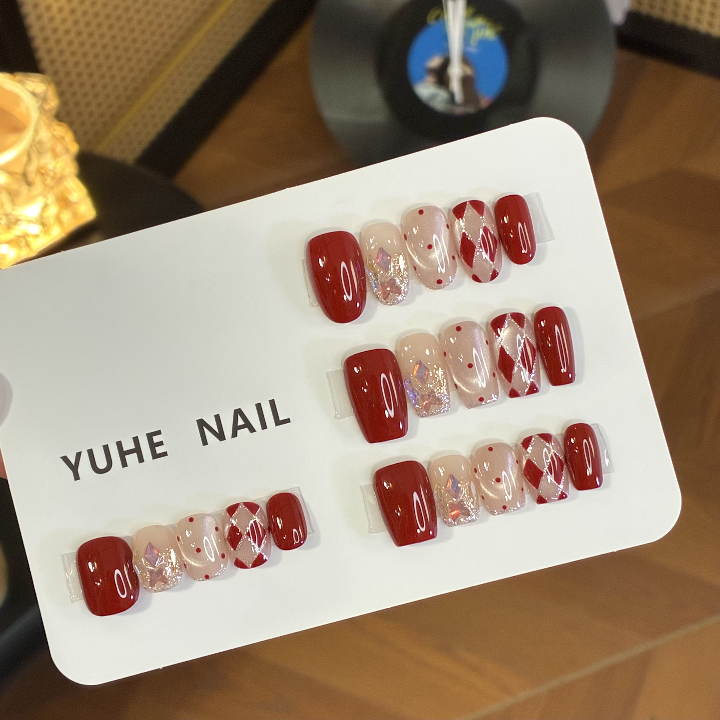 红色格纹猫眼美甲手绘高级显白