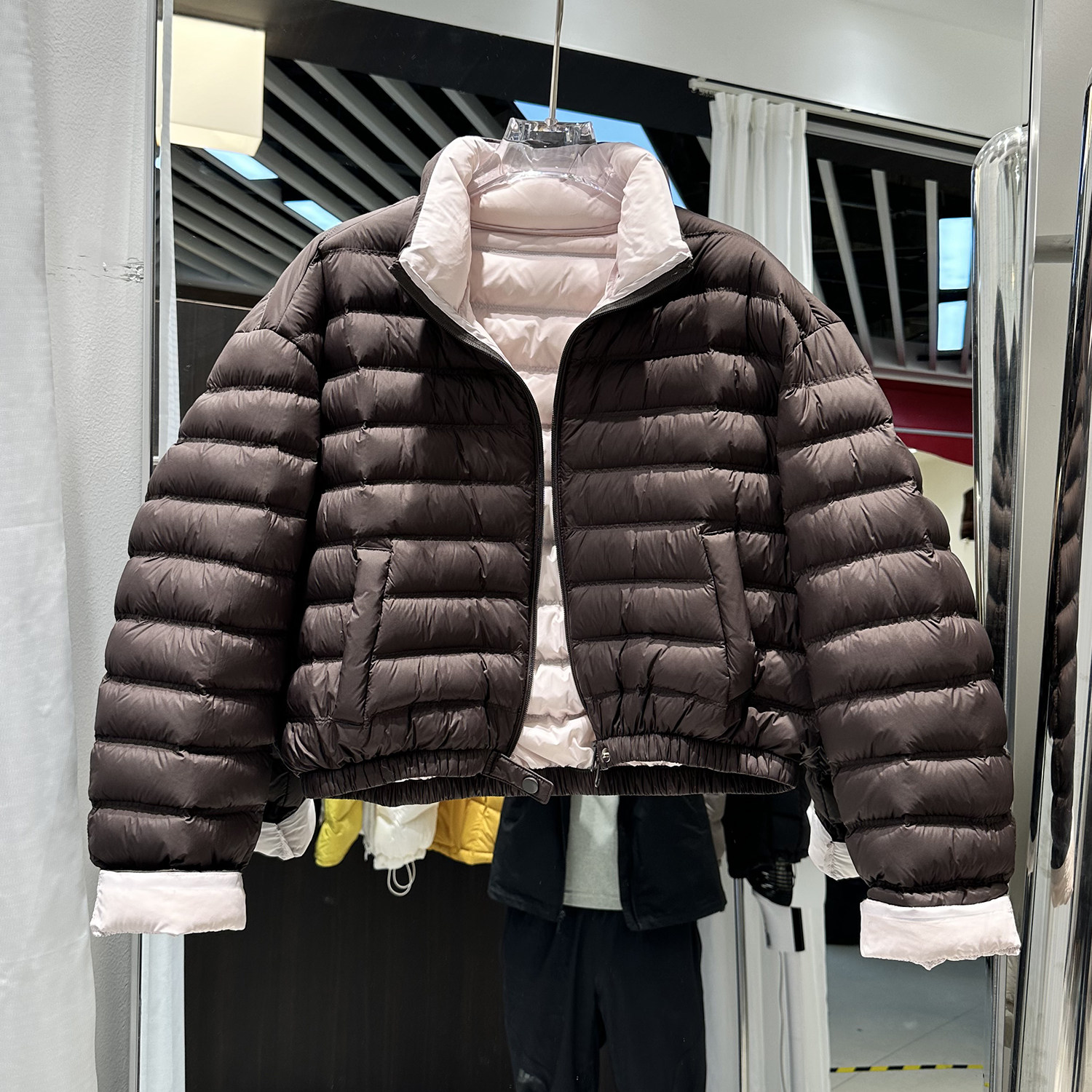 2025冬季新款韩版小众设计感撞色排骨羽绒服女短款小个子鸭绒外套