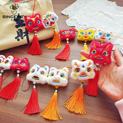 毛绒七色堇喜庆好运流苏醒狮挂件