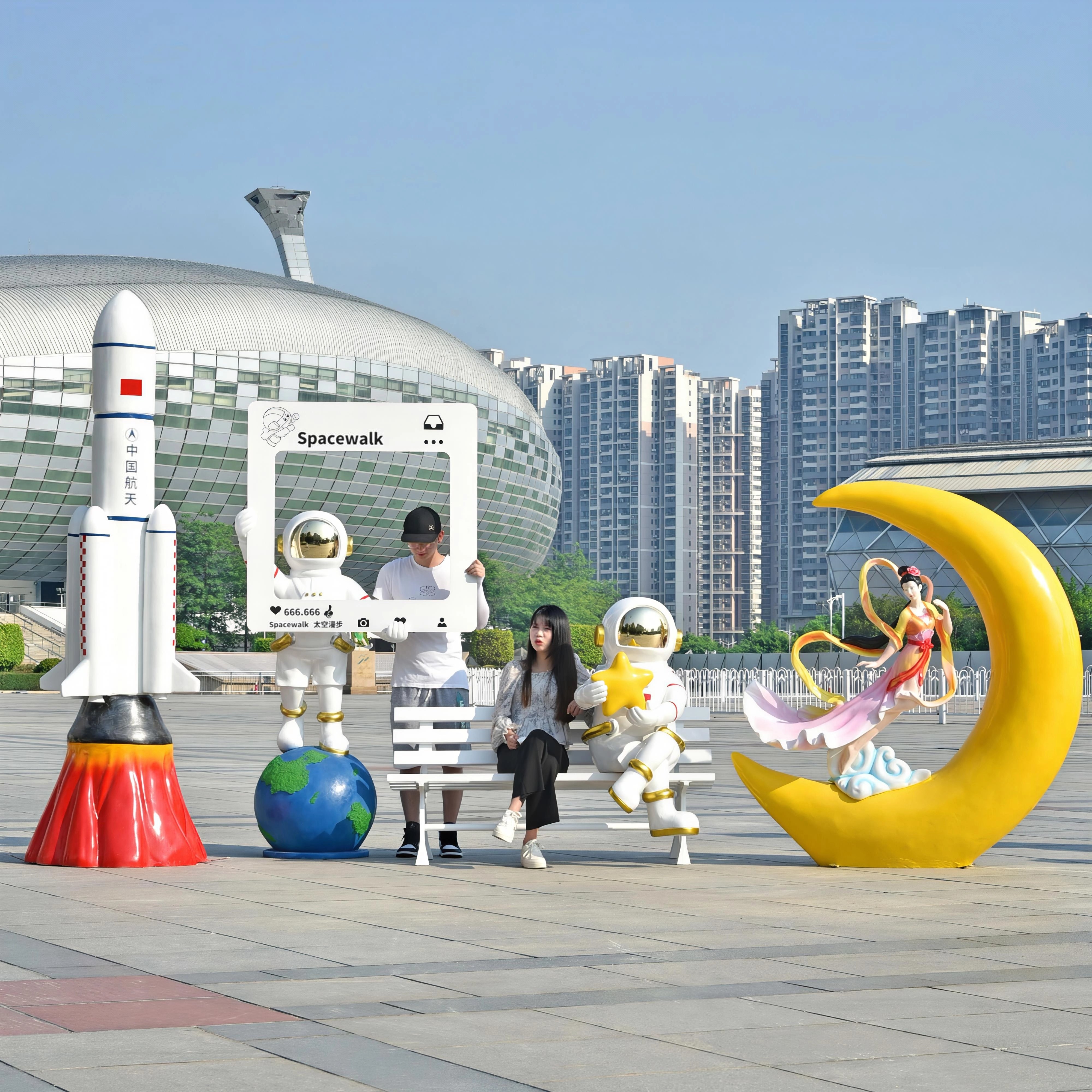 户外太空人玻璃钢航天宇航员雕塑模型商场店铺美陈售楼部打卡摆件