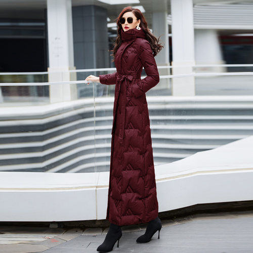酒红色长款显瘦连帽羽绒服