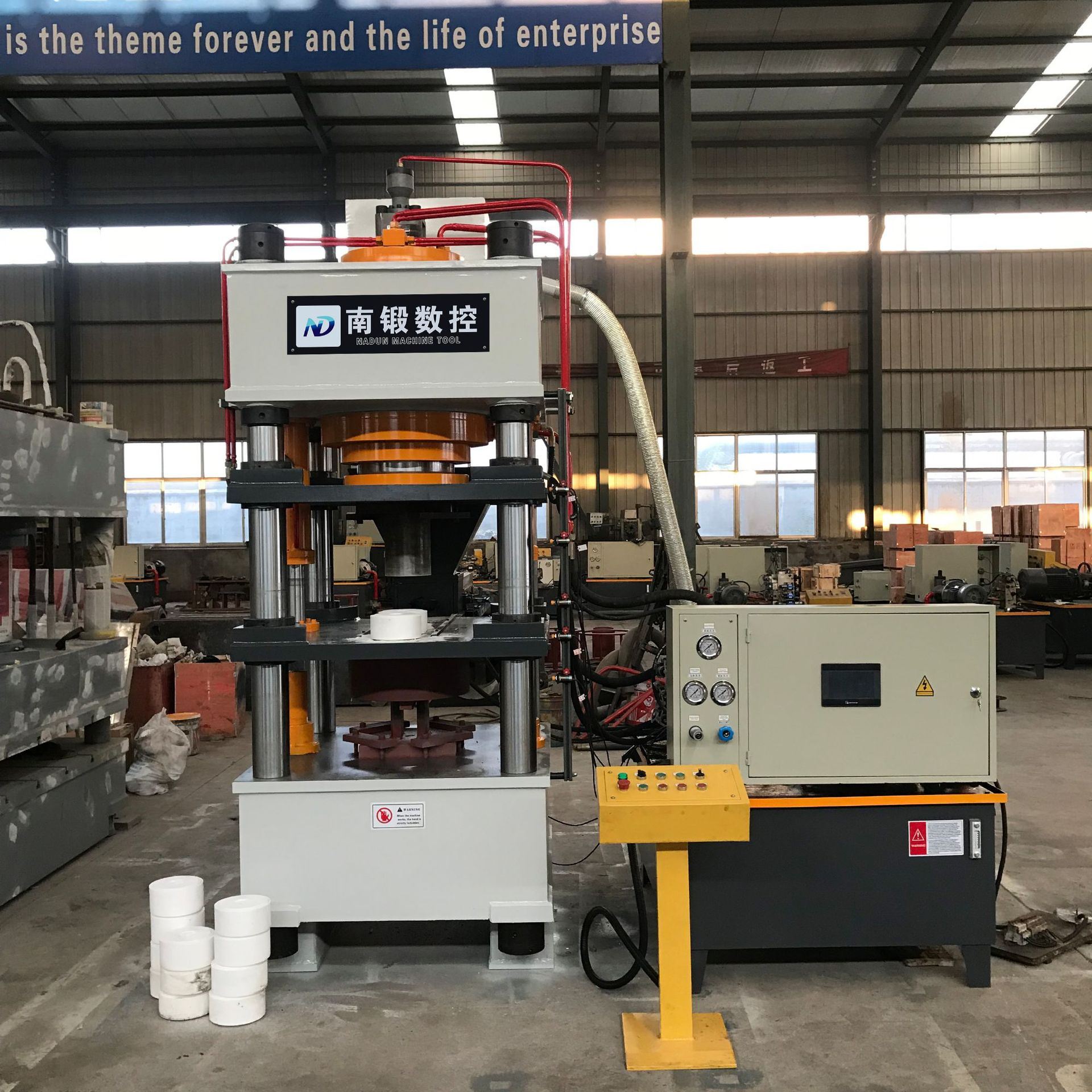 315吨牛羊舔砖四柱液压机 工业盐粉末成型液压盐砖机 盐砖油压机