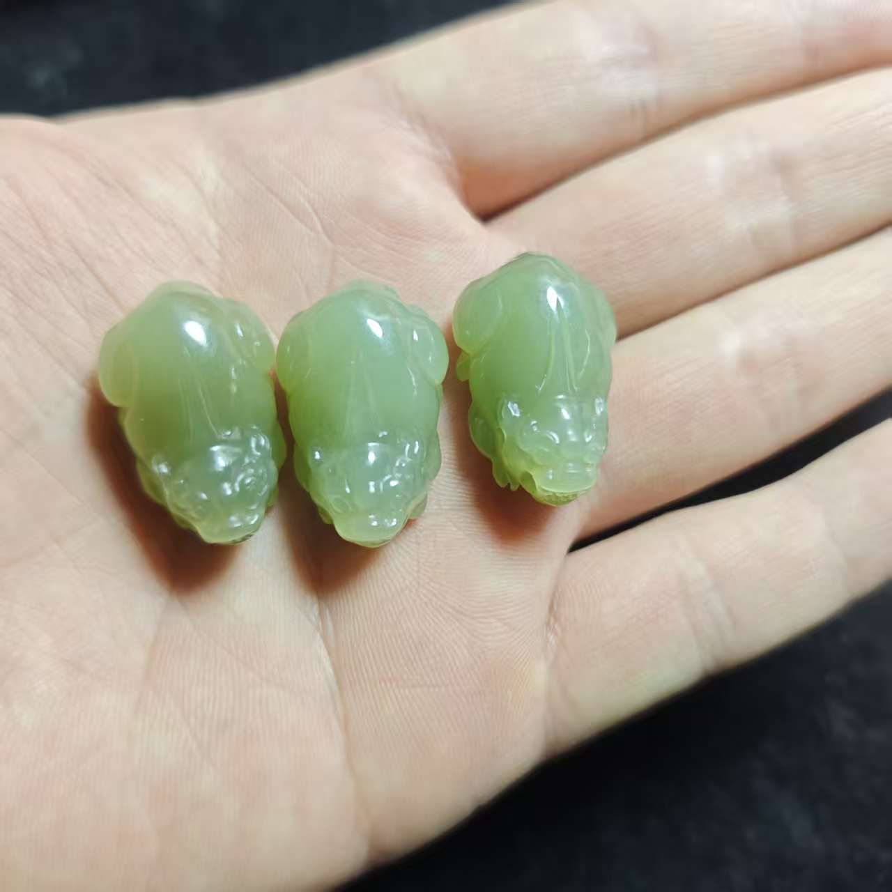 天然和田玉貔貅吊坠附证书
