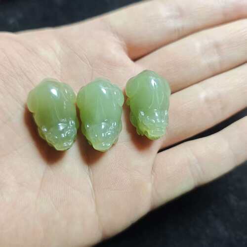 天然和田玉貔貅吊坠附证书