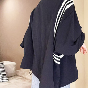 口2558 饰立领拉链松紧袖 2025年新款 女外套轻薄透气防晒撞色条纹装