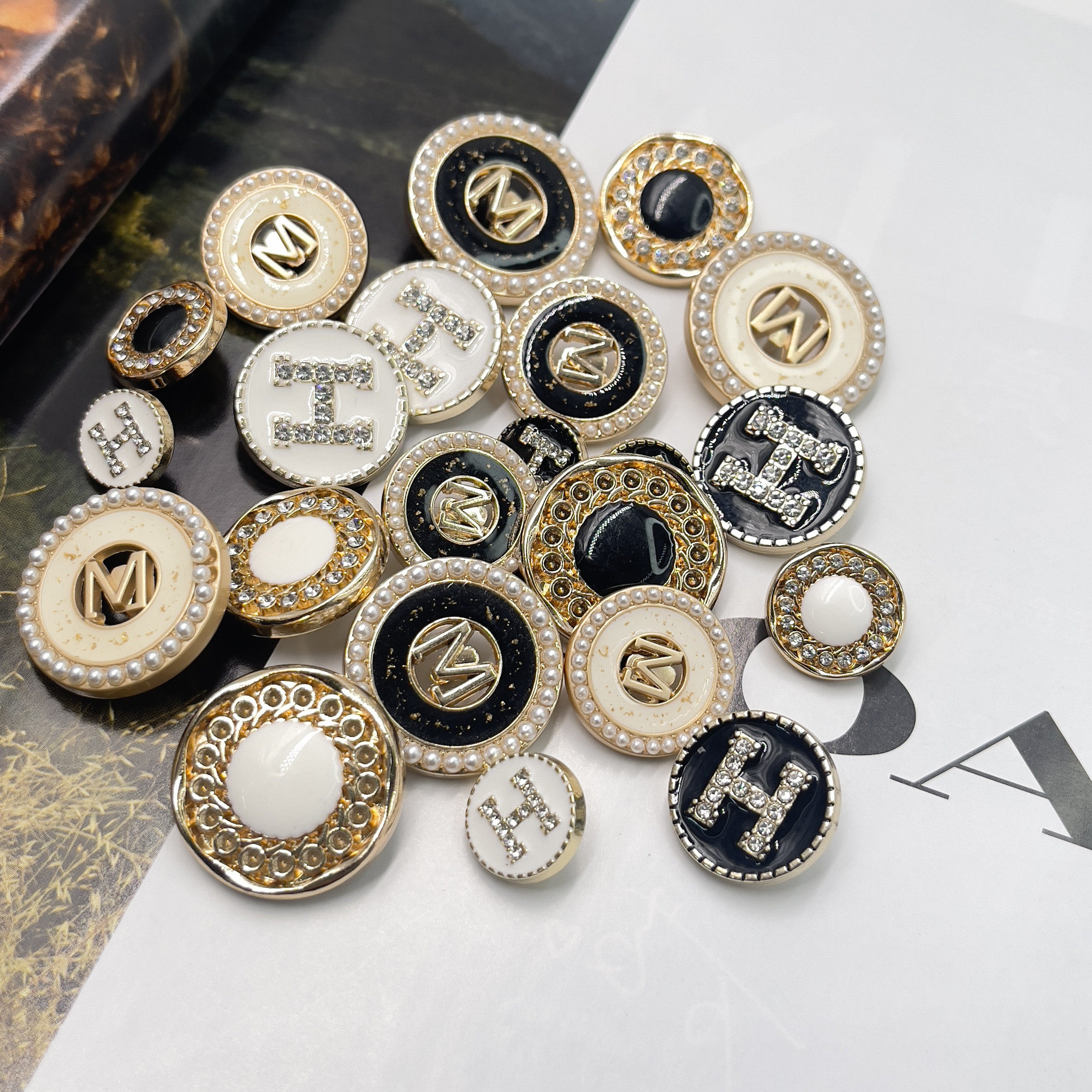 新款金属镶钻纽扣金色点油扣子镂空字母花形百搭上衣女西装大衣扣