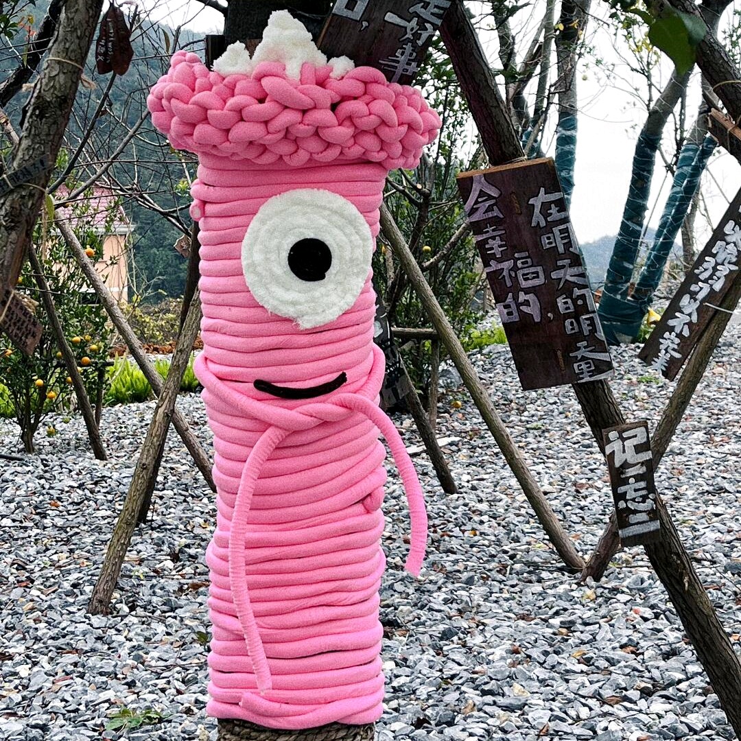 幼儿园户外活动大树毛衣服环创材料编织区毛线美工区吊饰装饰手工