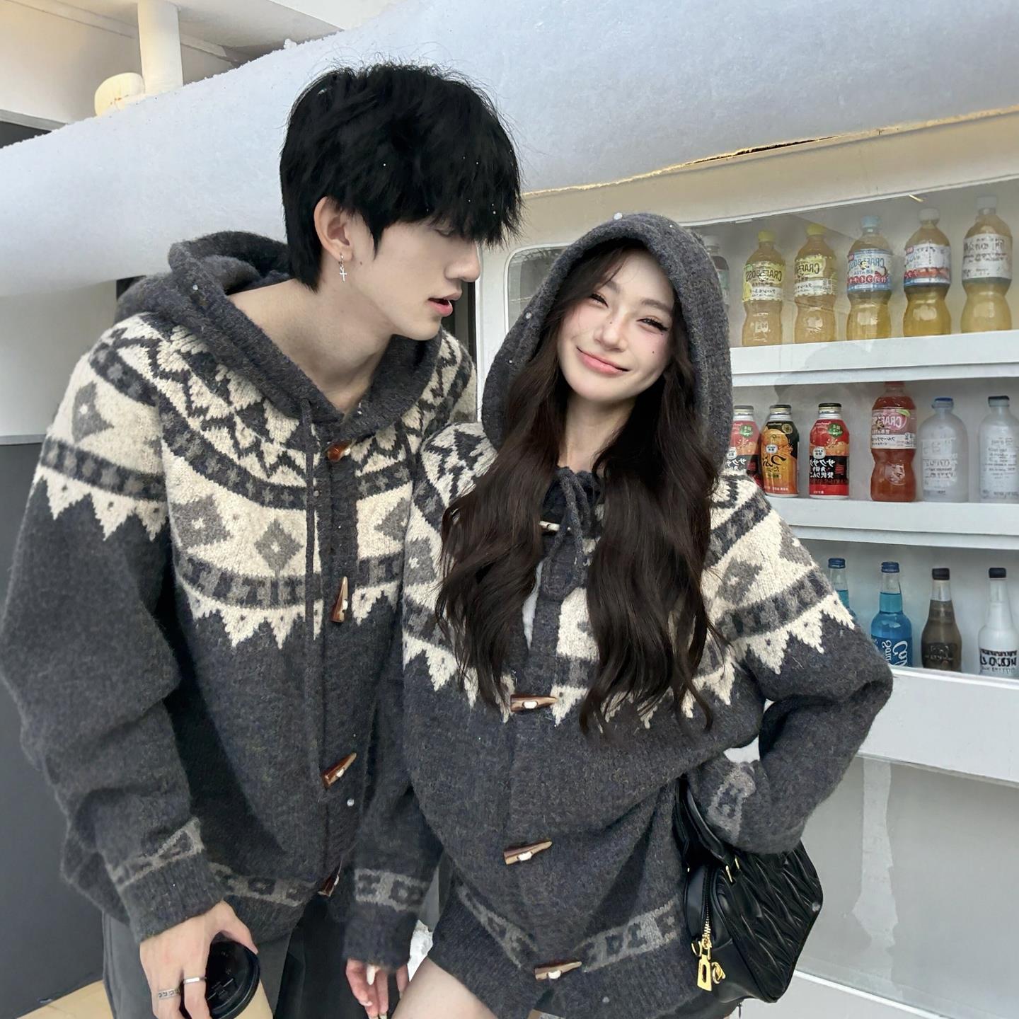 费尔岛圣诞氛围感连帽毛衣外套情侣装秋冬牛角扣美式宽松针织开衫