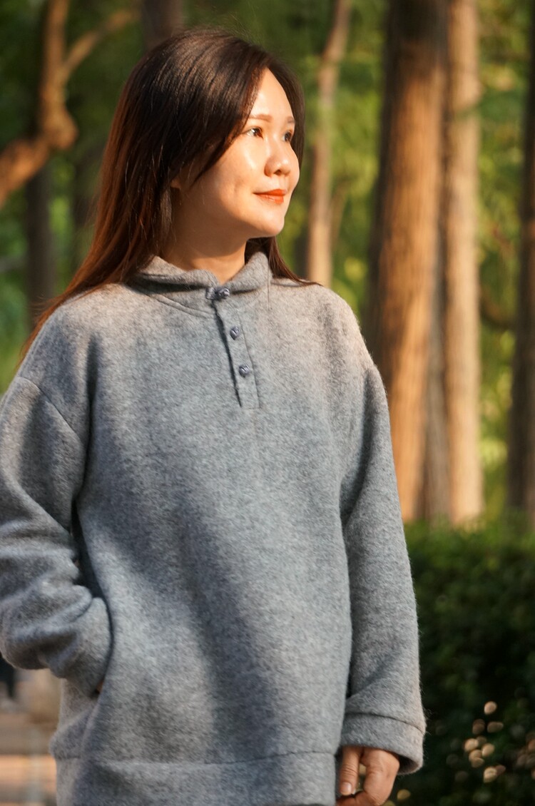 柜中缘灰色立领羊毛卫衣温暖蓬松