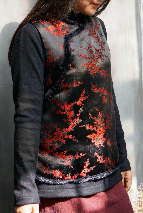 墨梅柜中缘原创中国风黑底梅花织锦缎毛边斜襟棉马甲茶服女冬