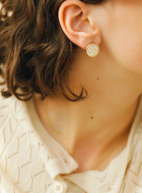 niceto  renaissance |  精致贝壳光泽镂空925银针耳钉