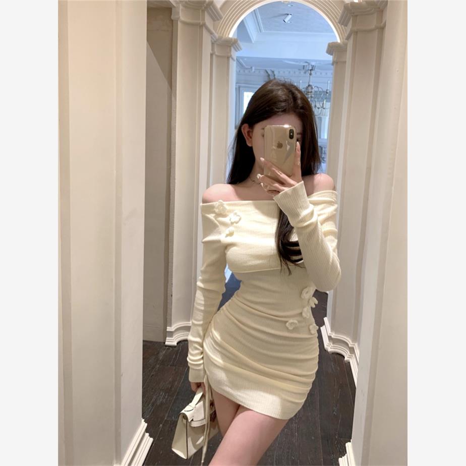 一字肩长袖针织连衣裙女装秋季立体花朵收腰短裙辣妹修身包臀裙子