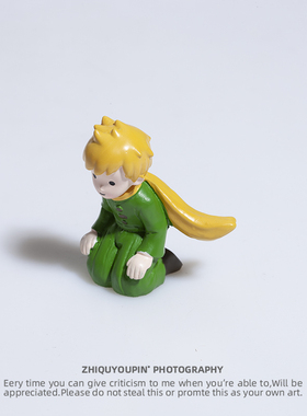 正版小王子跪姿道歉摆件创意玩偶生日蛋糕花艺玻璃罩车载用装饰品