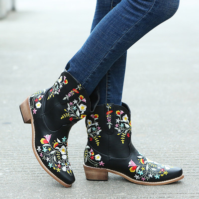 2022 Plus Size Embroidered Pointed Toe Women's Martin Boots